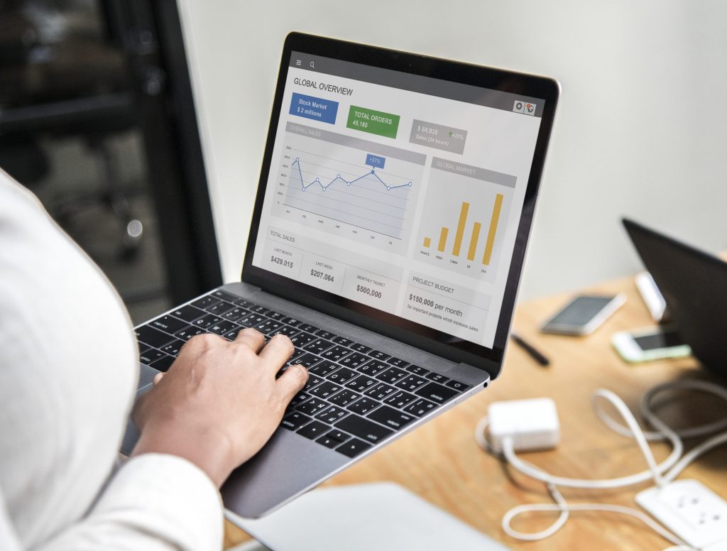 Deux personnes analysent les performances d’une campagne Google Ads sur un ordinateur portable