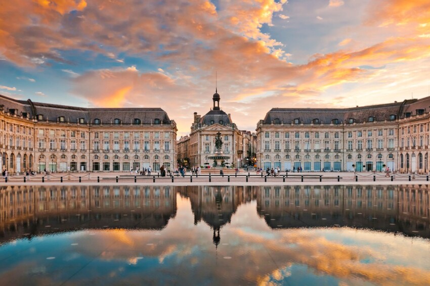 La place de la Bourse à Bordeaux et son miroir d’eau au coucher du soleil