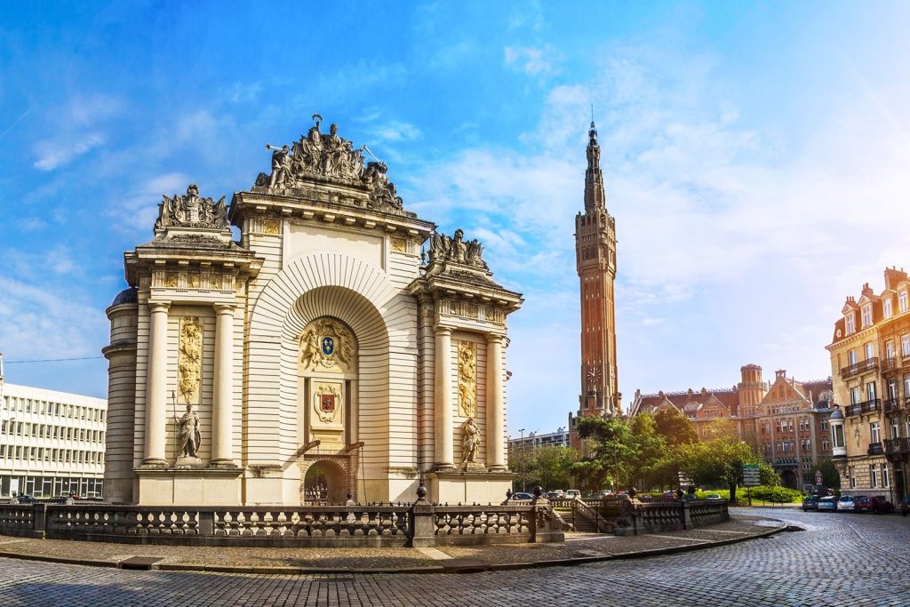 La porte de Paris et le beffroi de l’hôtel de ville de Lille