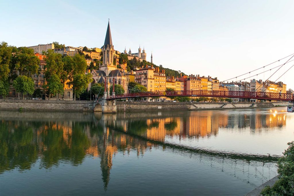 Les quais de la Saône à Lyon, avec la passerelle Saint-Georges et les façades du Vieux Lyon