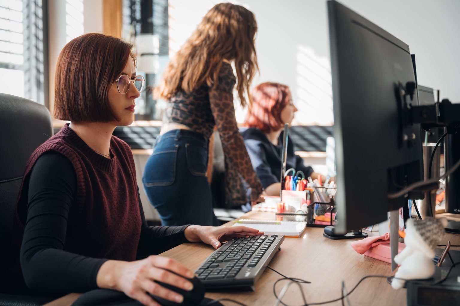 Équipe Vistalid au travail en open space dans les bureaux de l’agence