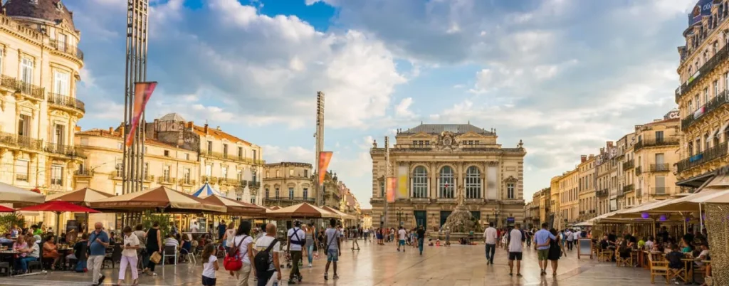 La place de la Comédie à Montpellier, avec l’Opéra Comédie et les terrasses de café