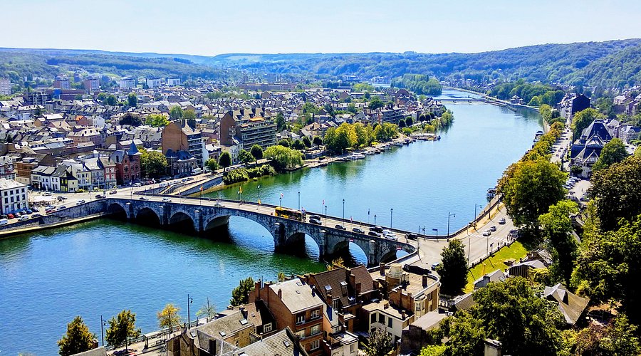 La Meuse et le pont de Jambes à Namur, au pied de la citadelle