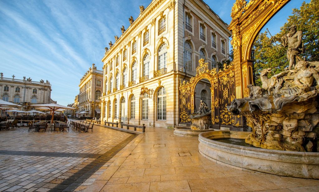 La place Stanislas à Nancy, ses grilles dorées et sa fontaine