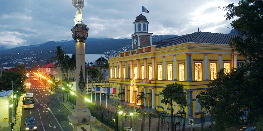 L’hôtel de ville de Saint-Denis, à La Réunion, illuminé en soirée