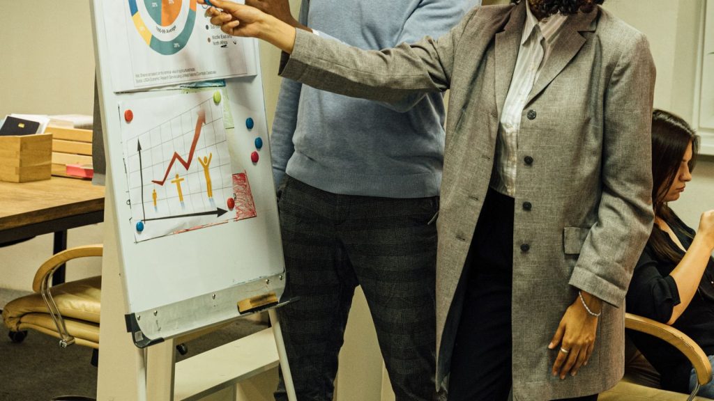 Réunion de cadrage d'un projet de site internet devant un tableau