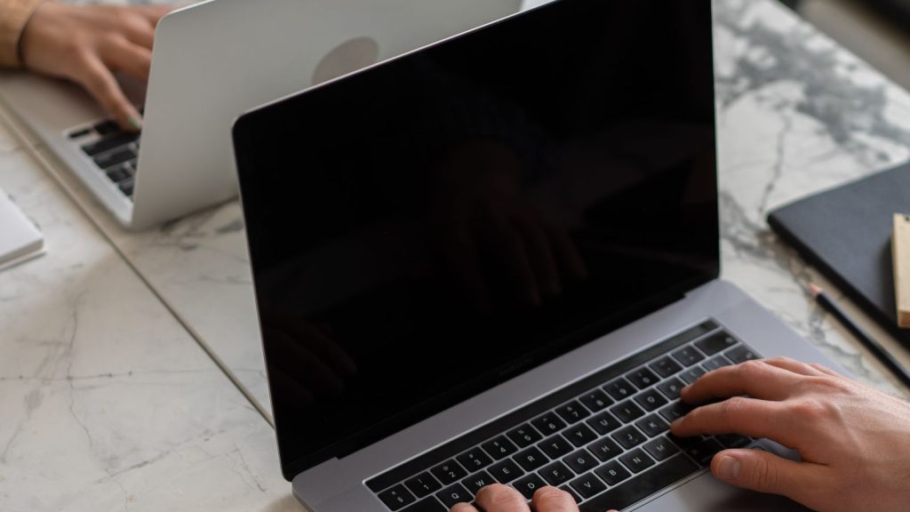 Personne consultant les statistiques de visibilité d'un site sur un ordinateur portable